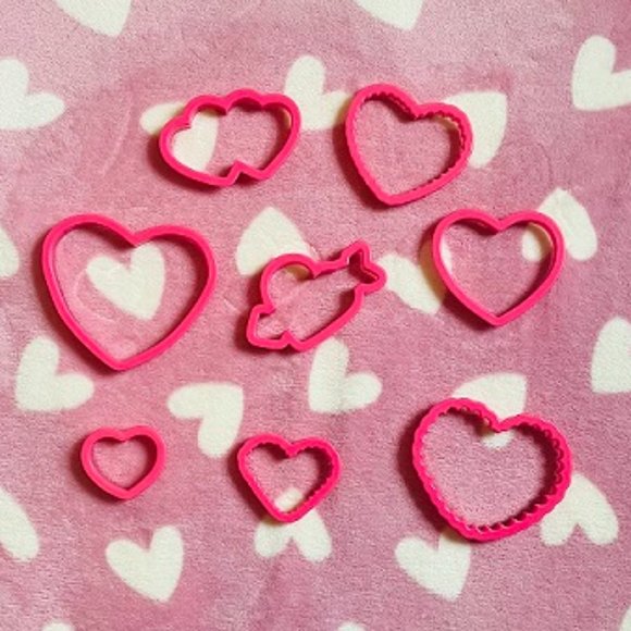 never used 83-piece cookie cutter set from Wilton - Picture 2 of 10